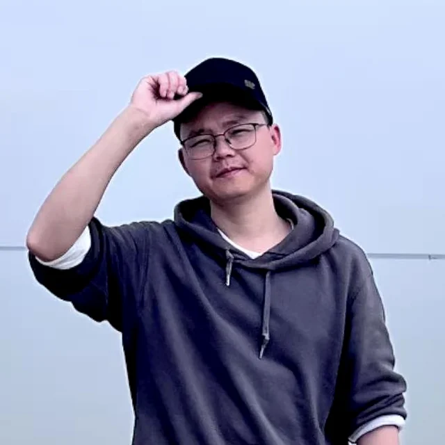 何占伟在海边的照片